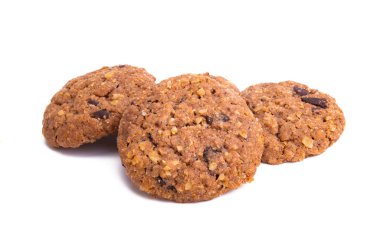 Beyaz arka planda çikolatalı ve fındıklı kurabiyeler