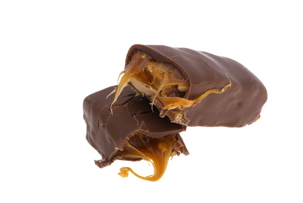 Barra Chocolate Con Caramelo Nueces Aisladas Sobre Fondo Blanco — Foto de Stock
