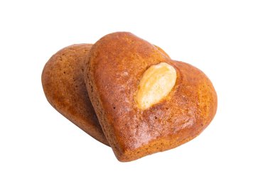 Beyaz arka plan üzerinde izole kalp kurabiye 