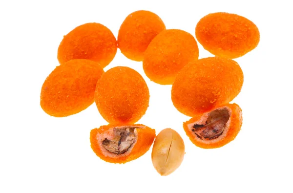 白い背景に隔離されたオレンジ色の殻にピーナッツ — ストック写真