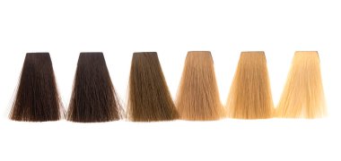 Beyaz arka planda izole saç bukleleri