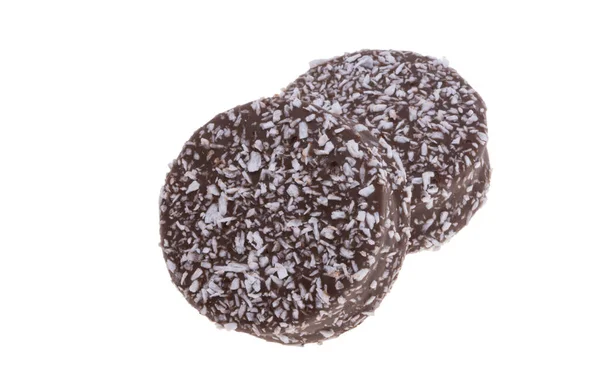 チョコレートで覆われたクッキーに白い背景にマシュマロが — ストック写真