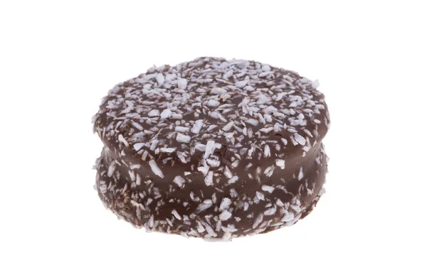 チョコレートで覆われたクッキーに白い背景にマシュマロが — ストック写真