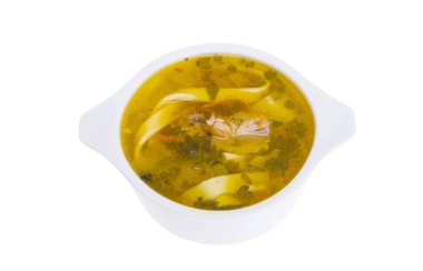 Beyaz arka planda izole edilmiş tavuk çorbası. 