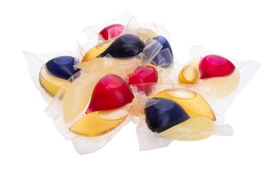 çamaşır kapsülleri beyaz arkaplanda izole 