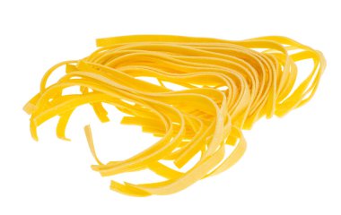 Beyaz arka planda ev yapımı yumurtalı erişte. 