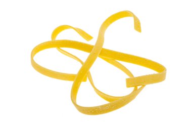 Beyaz arka planda ev yapımı yumurtalı erişte. 