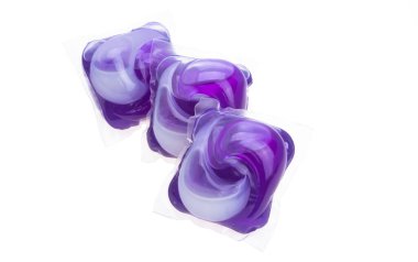 çamaşır kapsülleri beyaz arkaplanda izole 