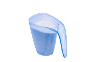 Beyaz arkaplanda izole edilmiş ölçü kabında çamaşır tozu 