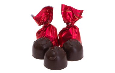 Beyaz arka planda izole edilmiş çikolatalı likör. 