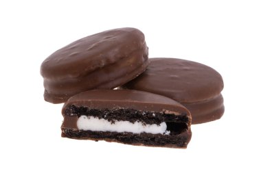 Beyaz arka planda izole edilmiş süt dolu çikolatalı kurabiyeler. 