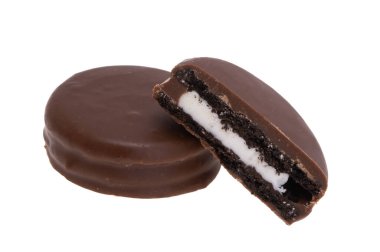 Beyaz arka planda izole edilmiş süt dolu çikolatalı kurabiyeler. 