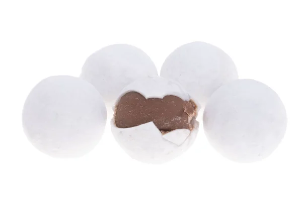 Csokoládé Dragees Fehér Máz Elszigetelt Fehér Háttér — Stock Fotó