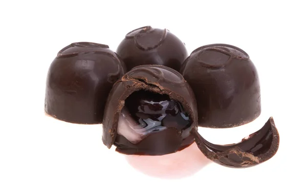 Cereja Com Licor Chocolate Isolado Sobre Fundo Branco — Fotografia de Stock