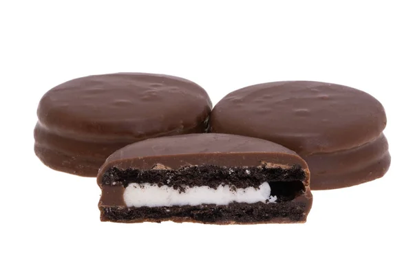 Galletas Chispas Chocolate Con Relleno Leche Aislado Sobre Fondo Blanco — Foto de Stock