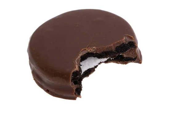 Biscoitos Chocolate Com Enchimento Leite Isolado Fundo Branco — Fotografia de Stock