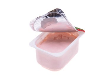 Beyaz arkaplanda ayrık yoğurt 