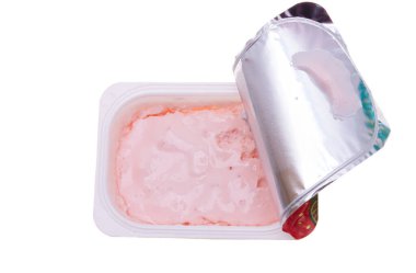 Beyaz arkaplanda ayrık yoğurt 