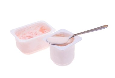 Beyaz arkaplanda ayrık yoğurt 