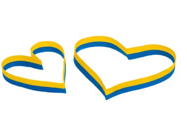 Beyaz arkaplanda izole edilmiş kurdeleli Ukrayna kalbi