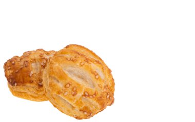 Puf böreği beyaz arkaplanda izole edildi