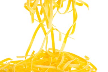 Beyaz arka plan üzerinde izole yumurta noodles 