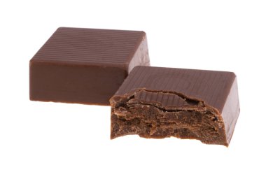 Beyaz arkaplanda izole edilmiş çikolata