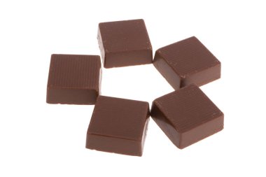 Beyaz arkaplanda izole edilmiş çikolata