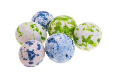 Beyaz arka planda izole edilmiş çikolatalı faberge yumurtaları 