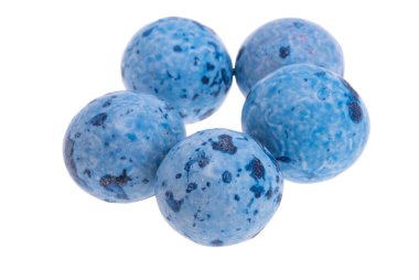 Beyaz arka planda izole edilmiş çikolatalı faberge yumurtaları 