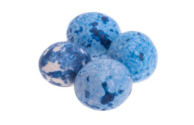 Beyaz arka planda izole edilmiş çikolatalı faberge yumurtaları 