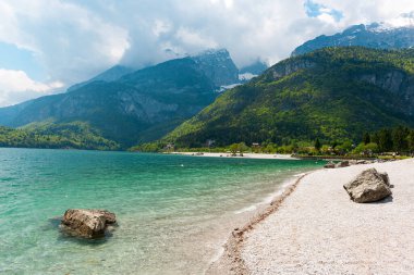 Molveno Gölü 'nün güzel bahar manzarası