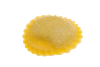 Ravioli beyaz arkaplanda izole edildi 