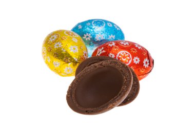 Beyaz arka planda izole edilmiş çikolatalı paskalya yumurtaları