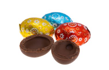 Beyaz arka planda izole edilmiş çikolatalı paskalya yumurtaları