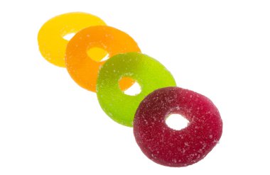 Beyaz arkaplanda izole edilmiş meyve reçeli