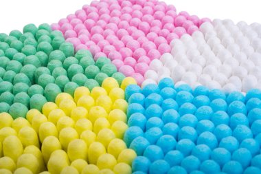 Renkli pamuklu çubuklar kapanıyor. 