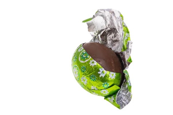 白い背景に隔離されたチョコレートイースターエッグ — ストック写真