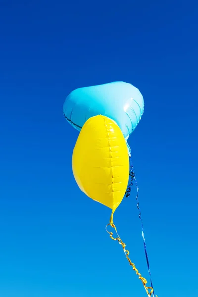 青い空に向かって青と黄色の風船 — ストック写真