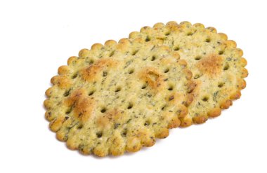 Beyaz arkaplanda tuzlu kraker izole edildi