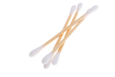 Beyaz arkaplanda pamuklu çubuk izole edildi