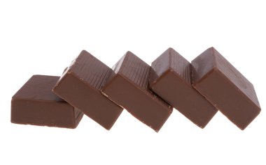 Beyaz arkaplanda izole edilmiş çikolata