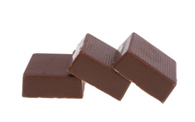 Beyaz arkaplanda izole edilmiş çikolata