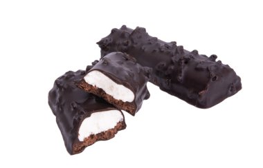 Beyaz arka planda izole edilmiş çikolatalı süt barı