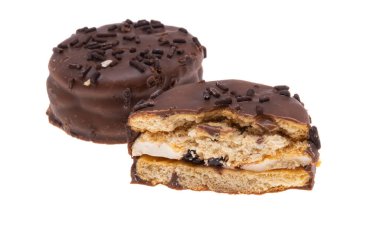 Beyaz arka planda çikolata kremalı duble bisküvi.