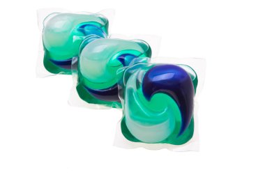 Beyaz arka plan üzerinde izole yıkama kapsül