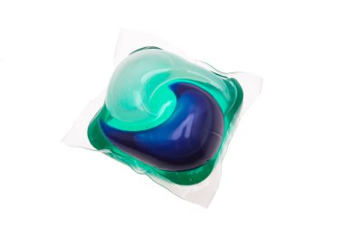 Beyaz arka plan üzerinde izole yıkama kapsül