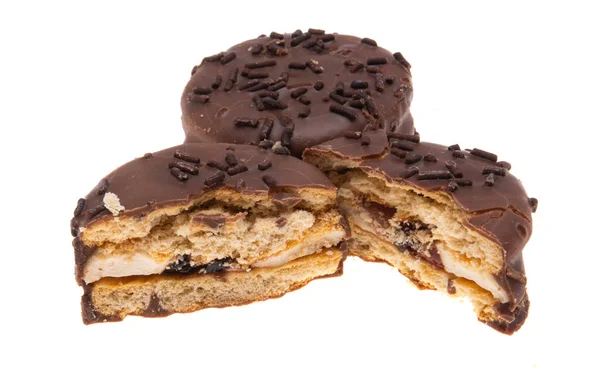 Beyaz arka planda çikolata kremalı duble bisküvi.