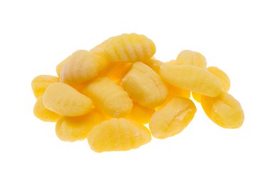 Beyaz arkaplanda izole edilmiş Gnocchi (İtalyan hamur tatlısı)