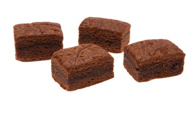 Çikolatalı browni bisküvisi beyaz arka planda izole edilmiş.